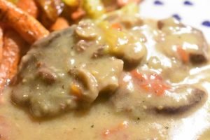 Steaks i slow cooker - med bacon flødesovs
