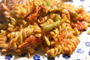 One pan pasta med kylling, tomat & bønner