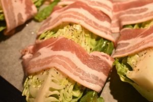 Spidskål med bacon - stegt i ovn eller på grill. Nemt og lækkert
