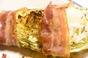 Spidskål med bacon - stegt i ovn eller på grill. Nemt og lækkert