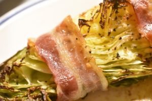 Spidskål med bacon - stegt i ovn eller på grill. Nemt og lækkert