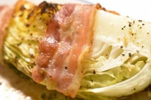 Spidskål med bacon - stegt i ovn eller på grill. Nemt og lækkert