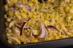 Stegte ris med kylling og karry, majs og rødløg