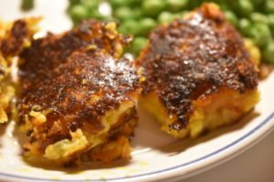 Kartoffelfrikadeller med gulerødder og cheddar - SÅ lækre