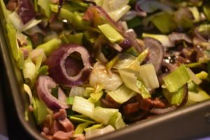 Porre løg tærte med rødløg & bacon - opskrift
