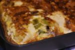 Tærte med porrer, rødløg og bacon og bund af grov tærtedej