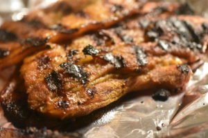 Grillet svinebryst i sød, krydret marinade - nemt og lækkert