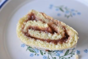 Hjemmelavet roulade med syltetøj - en nem og lækker kage