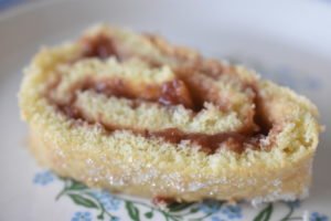 Hjemmelavet roulade med syltetøj - en nem og lækker kage