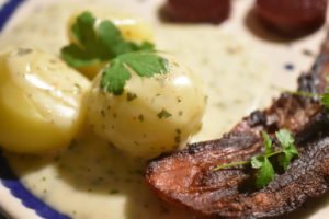 Stegt flæsk med persillesauce - stegt på pande - nem opskrift