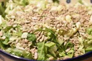 Spidskålssalat med peberfrugt, solsikkekerner og mormordressing