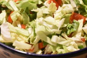 Spidskålssalat med mormordressing - opskrift