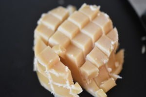 Kage med fersken og marcipan - nem opskrift