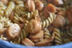 Pastaret med pølser i flødesovs - nem pølsegryde
