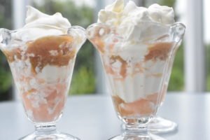 Eton Mess med rabarber - nem dessert med marengs