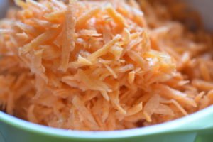 Gulerodssalat med rosiner og citronsaft - nem opskrift