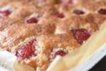 Jordbærkage med kokos og marcipan - nem opskrift