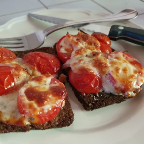 Bruschetta med tomat og ost - nem opskrift på rugbrød