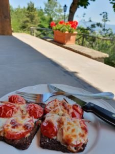 Bruschetta med tomat og ost - nem opskrift på rugbrød