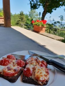 Bruschetta med tomat og ost - nem opskrift på rugbrød