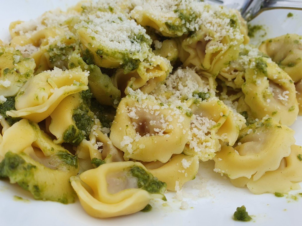 Tortellini med grøn pesto og parmesanost