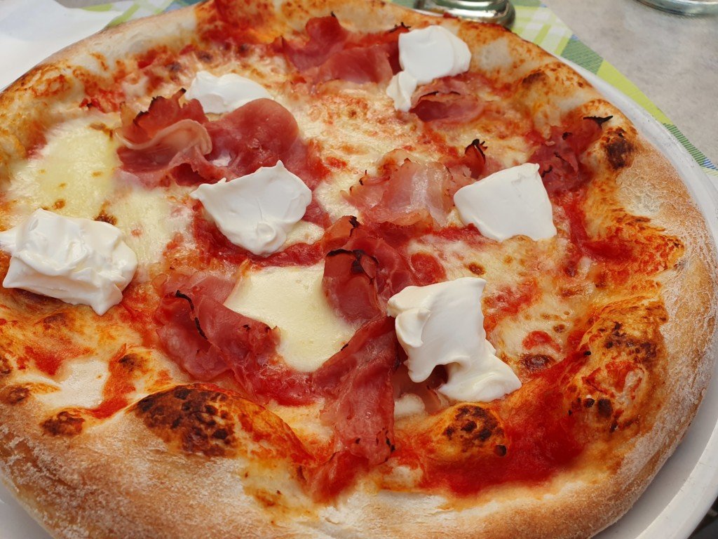 Pizza - på italiensk manér. På pizzaria i Bibbiena