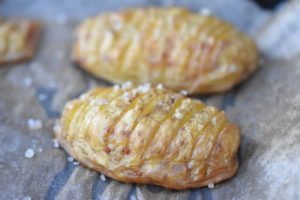 Hasselback kartofler - opskrift på ovnstegte kartofler