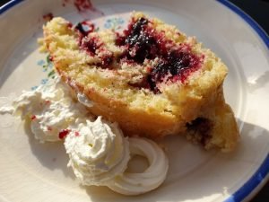 Brombærroulade - nem roulade med brombær