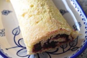 Roulade - nem opskrift med brombær syltetøj
