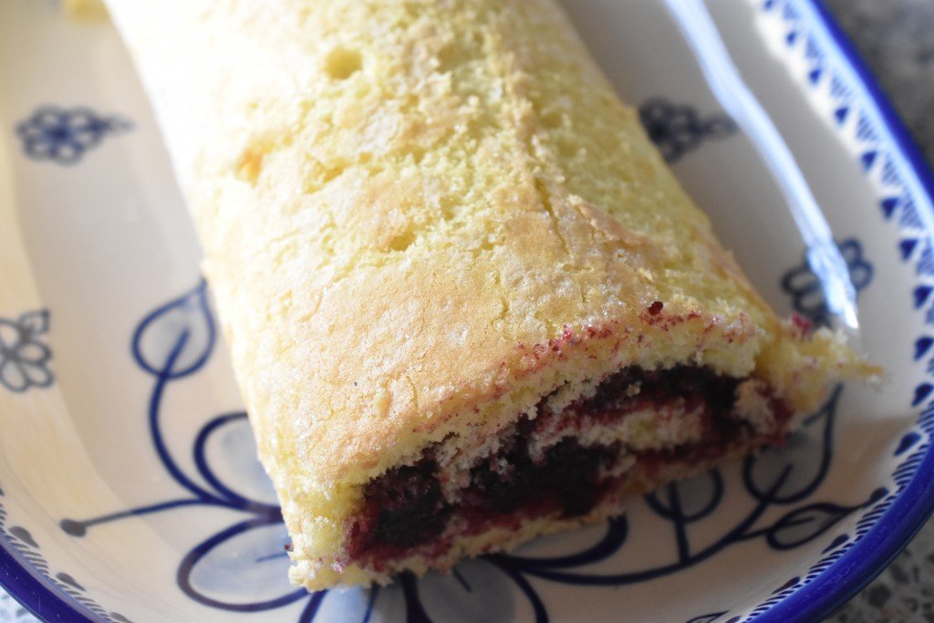 Roulade - nem opskrift med brombær syltetøj