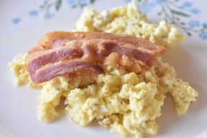 Røræg – scrambled eggs med bacon opskrift
