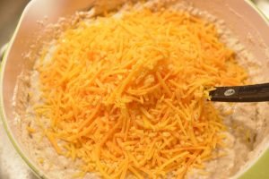 Hvidløgsbrød med cheddar bradepande opskrift