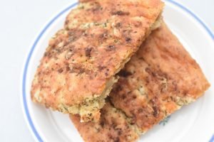 Hvidløgsbrød med cheddar bradepande opskrift