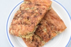 Hvidløgsbrød med cheddar bradepande opskrift