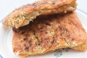 Hvidløgsbrød med cheddar bradepande opskrift