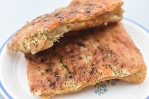 Hvidløgsbrød med cheddar bradepande opskrift