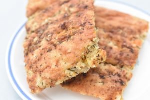 Hvidløgsbrød med cheddar bradepande opskrift
