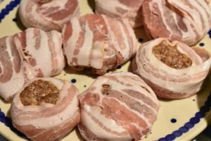 Hakkebøf med bacon – bøffer i baconsvøb