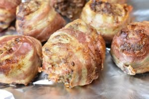 Hakkebøf med bacon – bøffer i baconsvøb