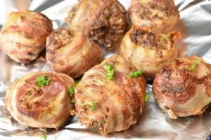 Hakkebøf med bacon – bøffer i baconsvøb