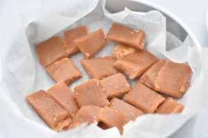 Fudge karameller af kondenseret mælk opskrift