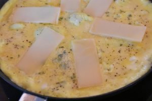 Omelet med ost og timian - nem opskrift på osteomelet
