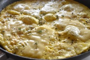 Omelet med ost og timian - nem opskrift på osteomelet