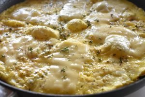 Omelet med ost og timian - nem opskrift på osteomelet
