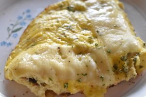 Omelet med ost og timian - nem opskrift på osteomelet