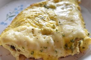 Omelet med ost og timian - nem opskrift på osteomelet