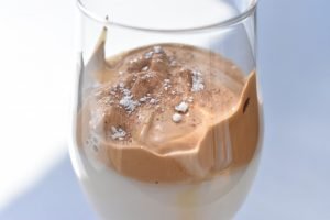 Dalgona kaffe - nem cremet iskaffe opskrift