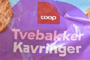 Tvebakkekage - makronkage med tvebakker 