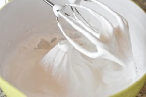 Tvebakkekage - makronkage med tvebakker 