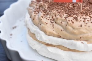 Lagkage med marengs forårslagkage opskrift